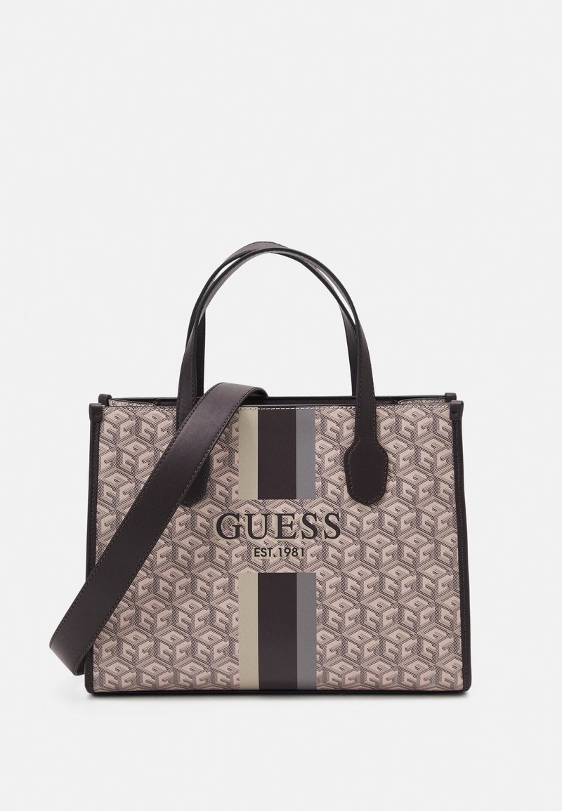 Bolso de lona en tela beige con un patrón y acentos marrón oscuro. Presenta dos asas, una correa para el hombro removible y un logotipo prominente en la parte frontal.