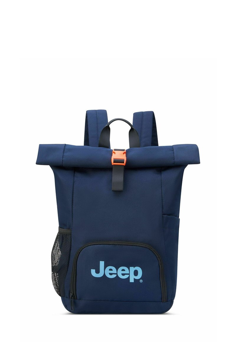 Zaino blu navy con design a roll-top, fibbia arancione e spallacci neri. Presenta una tasca frontale con zip e una tasca laterale in rete. Logo Jeep in evidenza.
