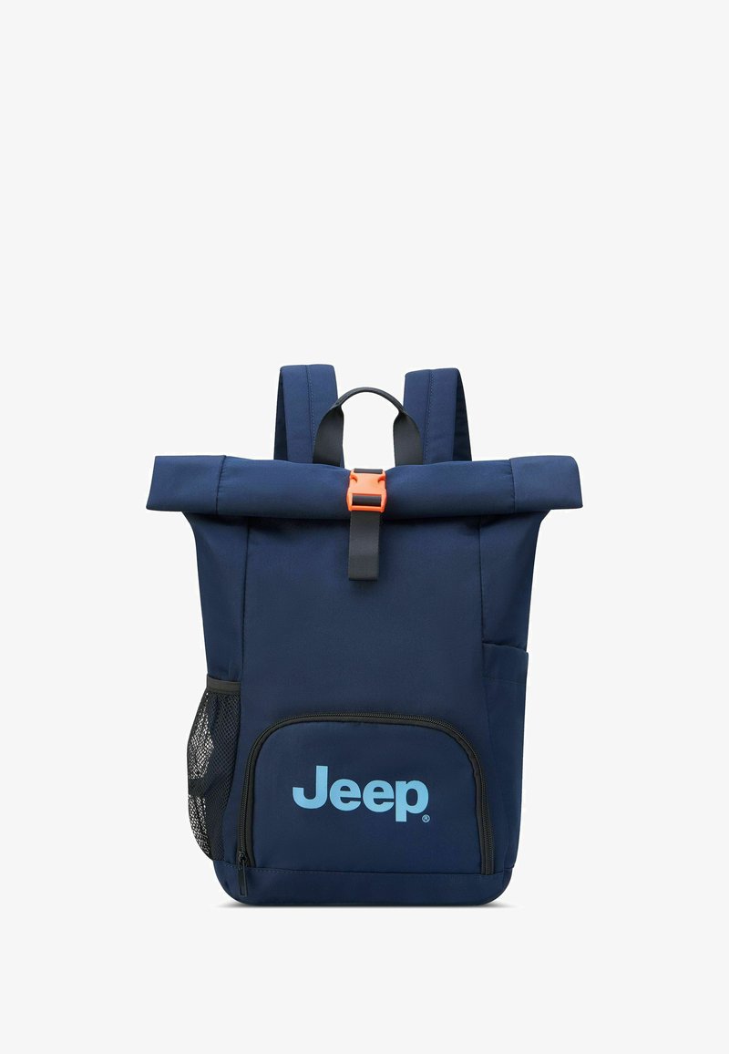 Mochila azul marino con diseño de parte superior enrollable, hebilla naranja y correas negras. Presenta un bolsillo frontal con cremallera y un bolsillo lateral de malla. Logotipo de Jeep exhibido.