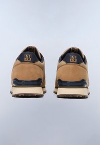 Sneaker in suede marrone con accenti blu navy, dotate di un design curvo, tallone rinforzato e suola in gomma testurizzata. Logo dorato sul retro.