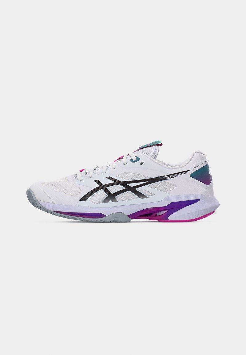 Chaussure de sport blanche avec logo noir, accents violet et turquoise, et semelle grise, vue de profil sur un fond uni.