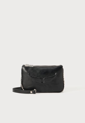 Sac en bandoulière en cuir noir avec fermeture éclair, motif d'oiseau embossé, quincaillerie argentée et bandoulière chaînée amovible. Texture lisse.
