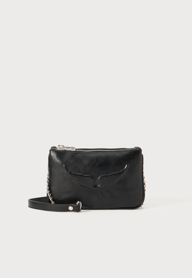Schwarze Leder-Crossbody-Tasche mit Reißverschluss, geprägt mit Vogelmotiven, silberfarbener Hardware und abnehmbarem Kettenriemen. Glatte Textur.