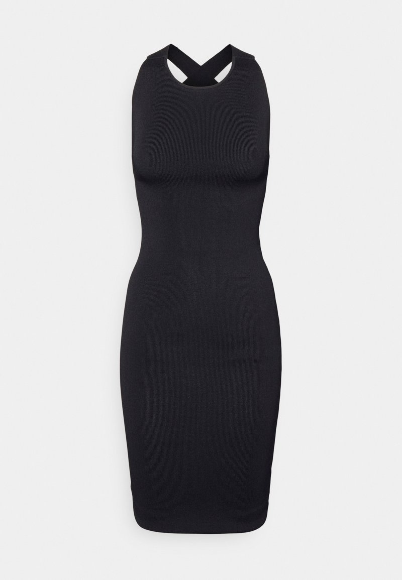 Robe moulante noire côtelée avec un col montant et un dos croisé. Texture lisse et silhouette ajustée, longueur genou.