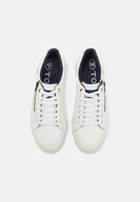 Witte leren sneakers met marineblauw interieur, voorzien van een vetersluiting aan de voorkant en een zijritsaccent. Glad oppervlak met een ronde neus.