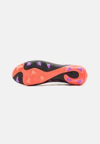 Semelle de chaussure avec une base noire, arborant un motif texturé, des sections orange vif et des crampons violets pour une meilleure adhérence.