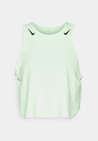 Mintgroene mouwloze top met een ontspannen pasvorm, gemaakt van zachte stof; heeft zwarte Nike-logo's op de schouders en detail van zijkant met plooien.