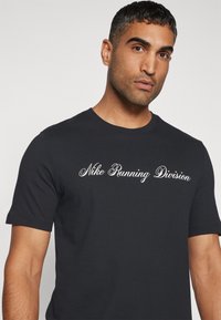 Nike Performance TEE RUN DIVISION - T-Shirt sport - black