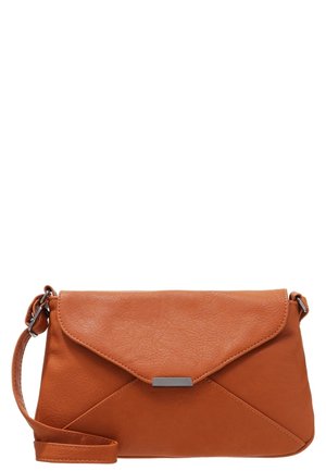 Brązowa skórzana torebka listonoszka w stylu kopertowym z srebrną klamrą i regulowanym paskiem na białym tle.