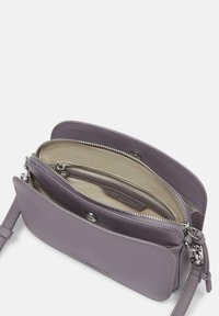 Lila Leder-Crossbody-Tasche mit glatter Textur, ausgestattet mit zwei Reißverschlussfächern und einem verstellbaren Tragegurt.
