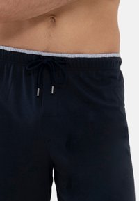 Navy katoenen shorts met een elastische tailleband, trekkoordsluiting en lichtgrijze binnenvoering. Heeft een soepele textuur en geen zichtbaar patroon.