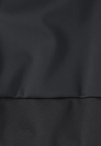 Tissu noir présentant deux nuances, avec une texture lisse et un léger éclat. La partie supérieure est d'un noir profond, tandis que la partie inférieure est d'un noir plus foncé.