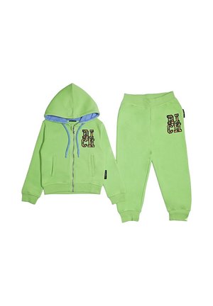Felpa con cappuccio verde chiaro per bambini con fodera blu e pantaloni abbinati, entrambi caratterizzati dalla scritta "RICH" in stampa leopardata.
