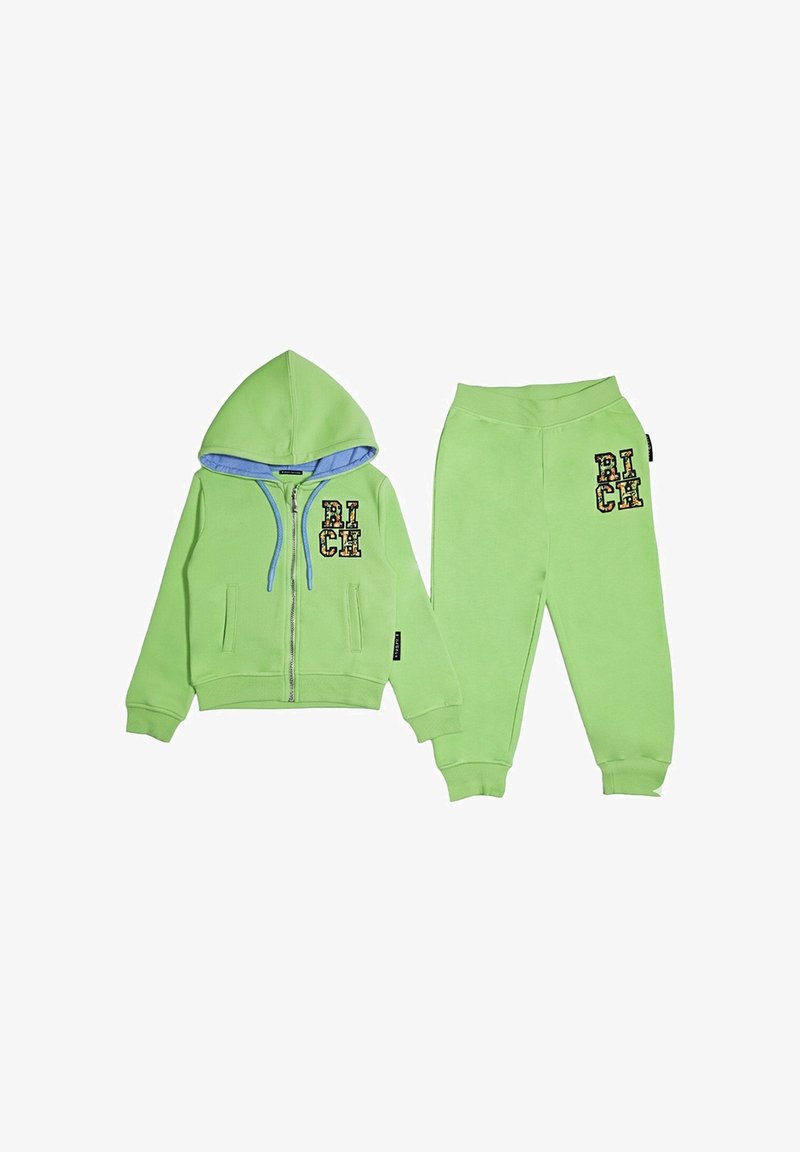 Felpa con cappuccio verde chiaro per bambini con fodera blu e pantaloni abbinati, entrambi caratterizzati dalla scritta "RICH" in stampa leopardata.