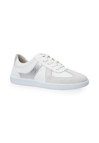 Weiße Sneakers mit Wildleder- und glatten Lederpaneelen, silbernem Akzent an der Seite, flachen weißen Schnürsenkeln und strukturiertem Gummisohle.