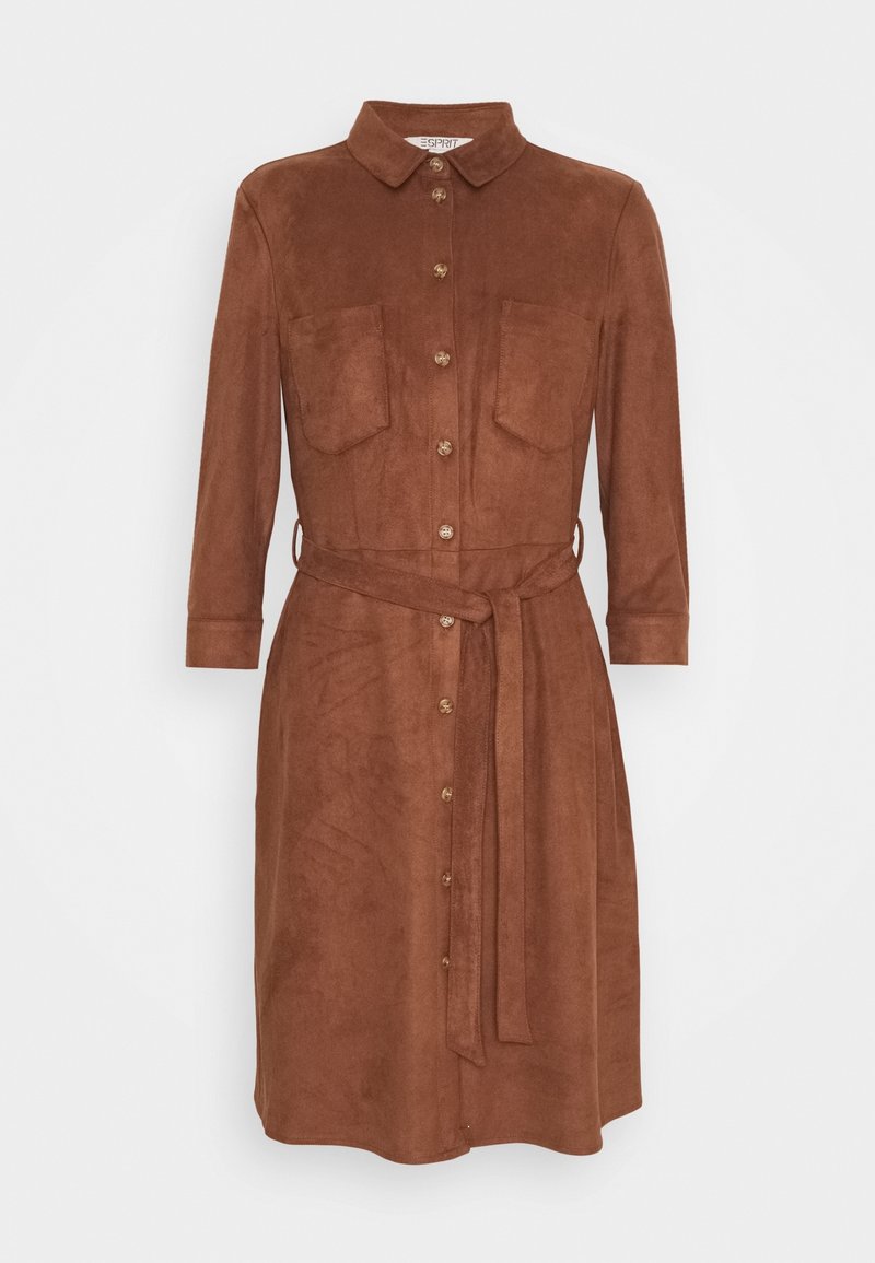 Robe-chemise marron boutonnée, manches longues, deux poches poitrine, col et ceinture en tissu assorti nouée à la taille.