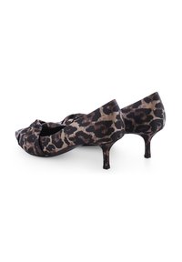 Paar Katzenabsatzschuhe mit Leopardenmuster und gedrehtem Stoffdetail vor weißem Hintergrund, schräger Blick auf Absätze und Seiten.