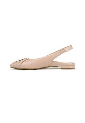 Scarpa bassa slingback in pelle beige con piccolo tacco e dettaglio plissettato sulla punta a punta, mostrata su sfondo bianco.