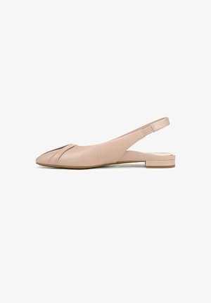 Chaussure plate slingback en cuir beige avec un petit talon et un détail plissé sur l'orteil pointu, présentée sur fond blanc.