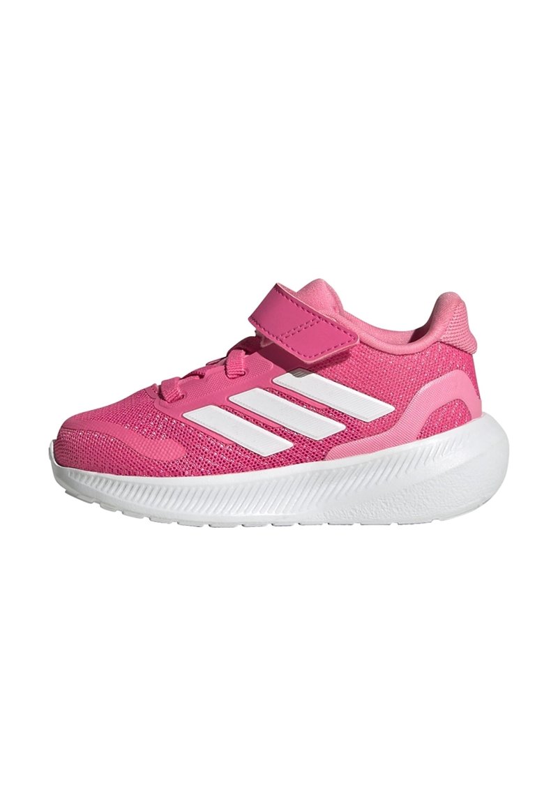 Chaussure de sport rose avec un upper en maille texturée, motif à trois bandes blanches, sangle réglable et une semelle en caoutchouc blanche avec un motif de traction.