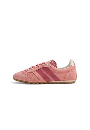 Rosa Veloursledersneaker mit dunkleren rosa Streifen, hellbrauner Sohle und rosa Schnürsenkeln, von der Seite auf weißem Hintergrund gezeigt.