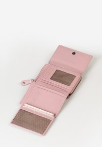 Portafoglio in pelle rosa con chiusura a zip. Presenta diversi slot per schede, una finestra trasparente per l'ID e un rivestimento interno a fantasia.