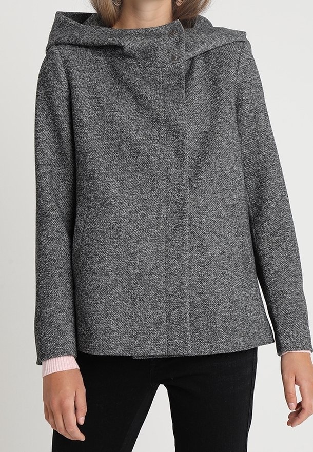 Šedý kabát v herringbone vzoru s kapucí, zapínáním na knoflíky vpředu a žebrovanými růžovými manžetami. Vyroben z texturované tkaniny, která poskytuje strukturovaný siluetu.