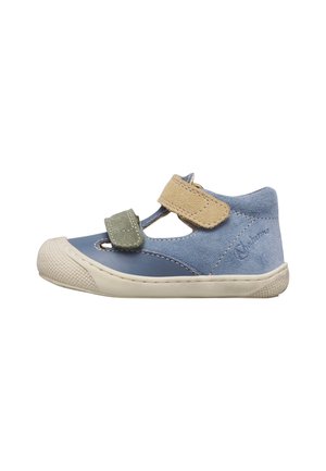 Scarpa per bambino tinta azzurra e beige con cinturini in Velcro verde e beige, suola morbida e contrafforte in camoscio, su sfondo bianco.