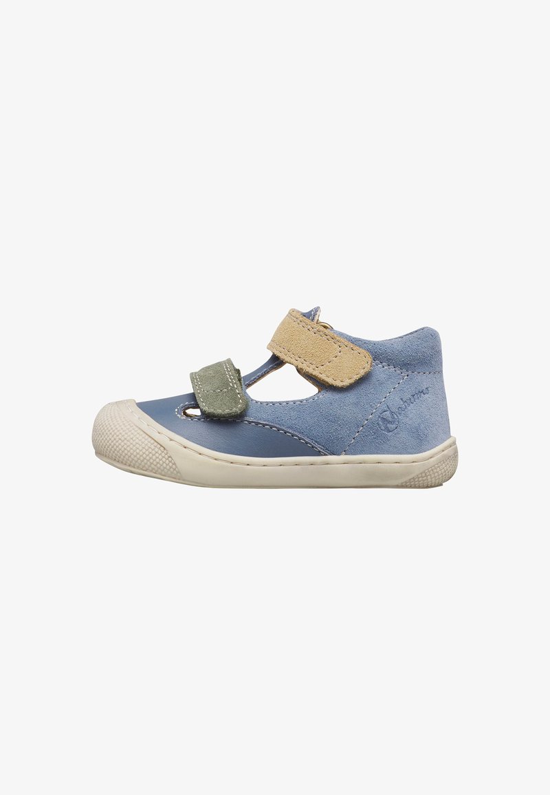 Chaussure pour tout-petit bleu et beige avec des bandes Velcro vertes et beiges, une semelle souple et un contrefort en daim sur fond blanc.