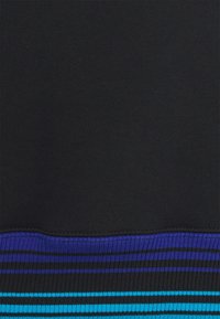 Dvoudílná tkanina s černou horní částí, která má na spodní straně horizontální vzor modrých a fialových pruhů. Hladká textura.