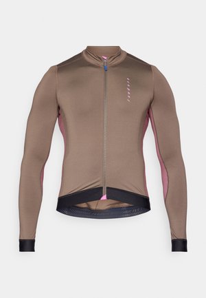 Cyklistický dres v hnědé barvě s růžovými bočními panely, dlouhými rukávy, předním zipem do poloviny a texturovaným lemem s modrými akcenty. Lehký, přiléhavý design.