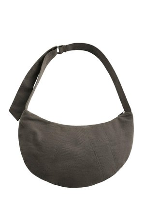 Sac à bandoulière en tissu gris foncé avec une large sangle réglable et un corps arrondi en forme de croissant.