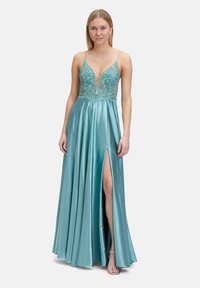 Aqua satijnen jurk met een diepe kant bodice, dunne bandjes en een split aan de voorkant, voorzien van elegante borduursels rond de halslijn.