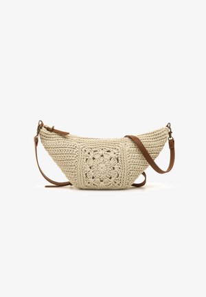 Borsa a tracolla in crochet beige con motivo floreale davanti, tracolla in pelle marrone regolabile e chiusure in metallo color ottone.