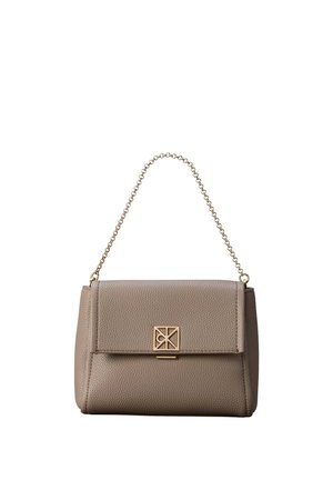 Bolso de mano de cuero texturizado color topo con correa de cadena dorada y cierre geométrico dorado en la solapa frontal.