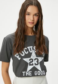 Koton - T-shirt z nadrukiem