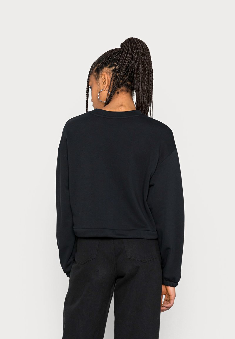 Damen Sweatshirts | New Balance ESSENTIALS SUPER BLOOM CREW Sweatshirt black/schwarz - FF40310 Damen Sweatshirts | New Balance ESSENTIALS SUPER BLOOM CREW Sweatshirt black/schwarz - FF40310