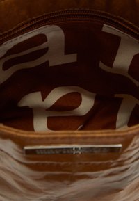 Marimekko CROSSBODY TOTE - Handväska - brown