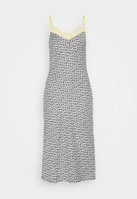 Robe nuisette à fleurs en noir et blanc avec bordure en dentelle jaune et fines bretelles jaunes, longueur genou, coupe droite.