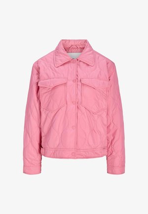 Giacca trapuntata rosa con colletto, dotata di due ampie tasche frontali, chiusure a scatto e un motivo di design testurizzato.