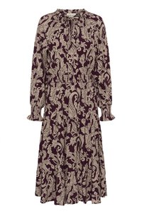 Burgunderfarbenes Kleid mit cremefarbenem Paisleymuster. Es hat lange Ärmel, einen rüschengeschnittenen Halsauschnitt und eine geraffte Taille, mit einem ausgestellt Rock.