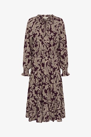 Burgundska obleka z kremastim paisley vzorcem. Ima dolge rukave, obročast izrez ter zbrano pas, s širokim krilom.