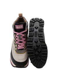 Scarpa da trekking con una combinazione di colori grigio, rosa e nero, dotata di una fascia imbottita, occhielli metallici e una suola in gomma testurizzata per una migliore aderenza.