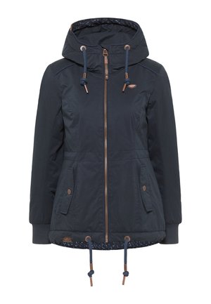 Marineblauwe waterdichte jas met een capuchon, ritssluiting en trekkoorden in de taille. Bevat zakken en verstelbare manchetten.