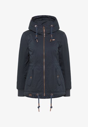 Marineblauwe waterdichte jas met een capuchon, ritssluiting en trekkoorden in de taille. Bevat zakken en verstelbare manchetten.