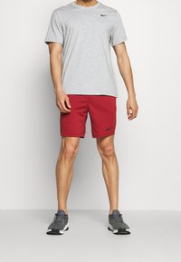 Nike Performance Pantalón corto de deporte - dark red