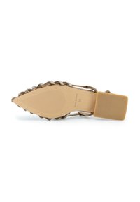 Zapato de tacón con un tacón ancho y cuadrado, parte superior de cuero tejido en bronce, punta afilada y suela de goma texturizada. Talla marcada como 38.
