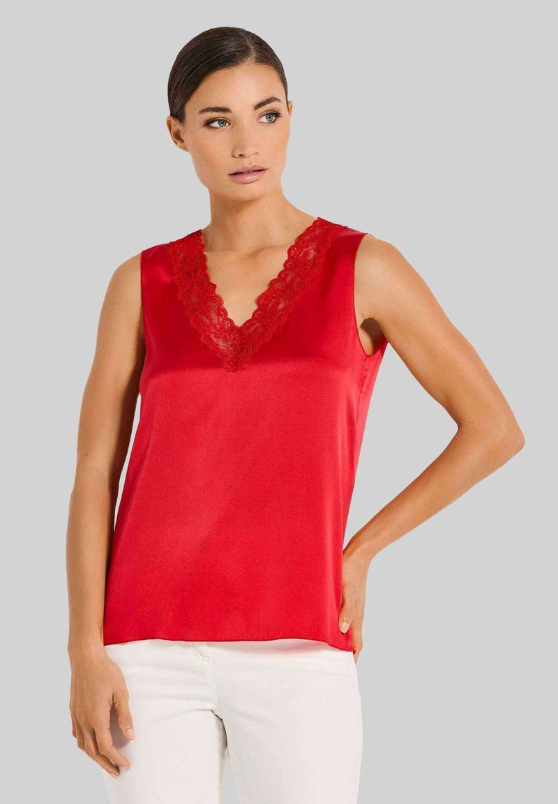 Rotes satinähnliches, ärmelloses Top mit einem V-Ausschnitt, der mit einer floralen Spitze verziert ist. Glatter Stoff, figurbetont und mit geradem Saum.