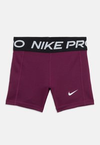 Merlot ljubičaste Nike Pro kompresijske kratke hlače s crnim pojasom na kojem se nalazi bijeli tekst "NIKE PRO" i bijeli Nike logo s prednje strane.