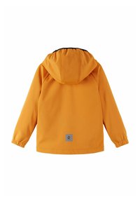 Veste orange imperméable avec capuche à cordon, poignets élastiques et un patch logo gris à l'arrière, texture lisse et design léger.
